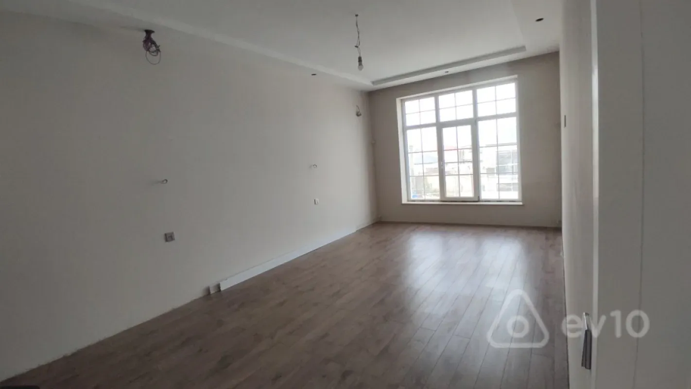 Satılır 6 otaqlı həyət evi 250 m²