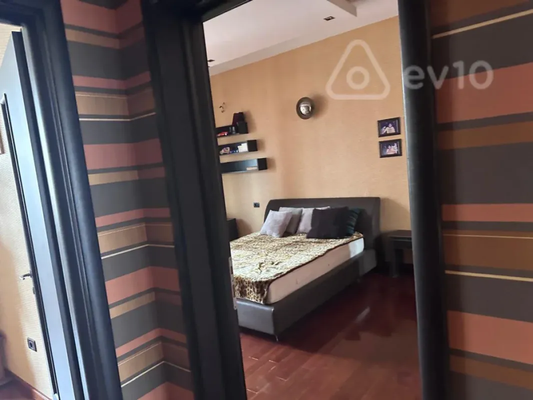 Kirayə verilir 8 otaqlı yeni tikili 400 m²