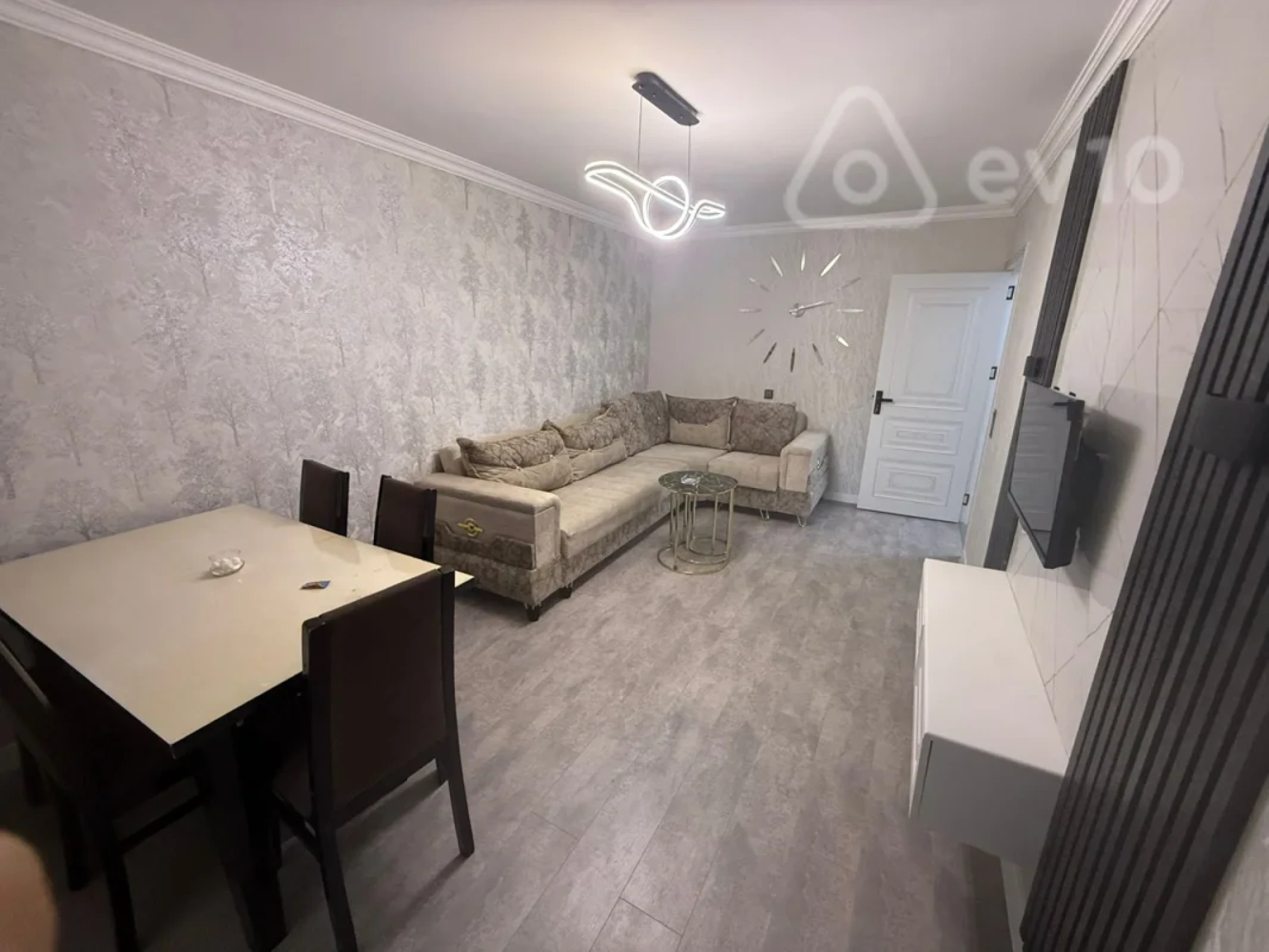Kirayə verilir 3 otaqlı köhnə tikili 700 m²