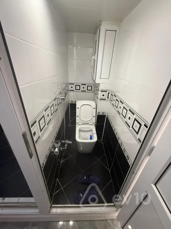 Kirayə verilir 3 otaqlı köhnə tikili 700 m²