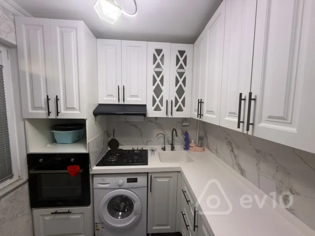 Kirayə verilir 3 otaqlı köhnə tikili 700 m²