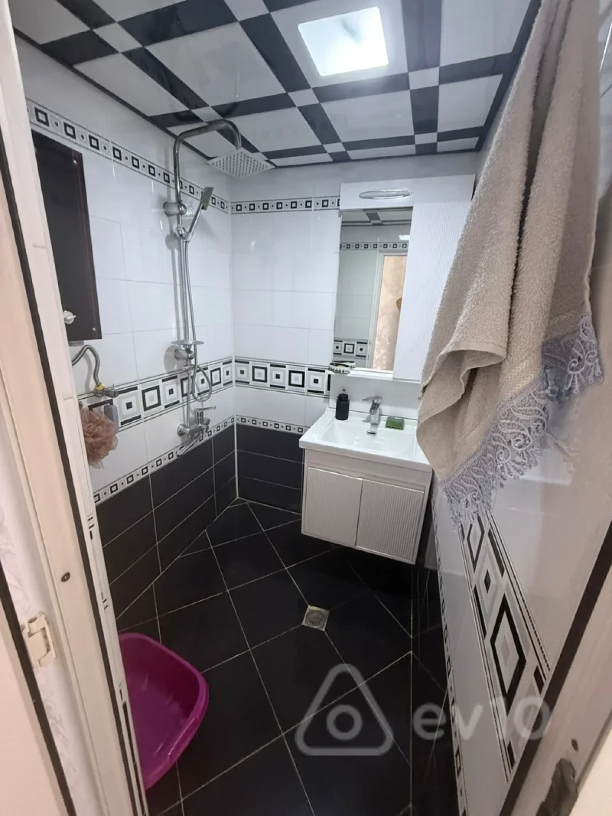 Kirayə verilir 3 otaqlı köhnə tikili 700 m²