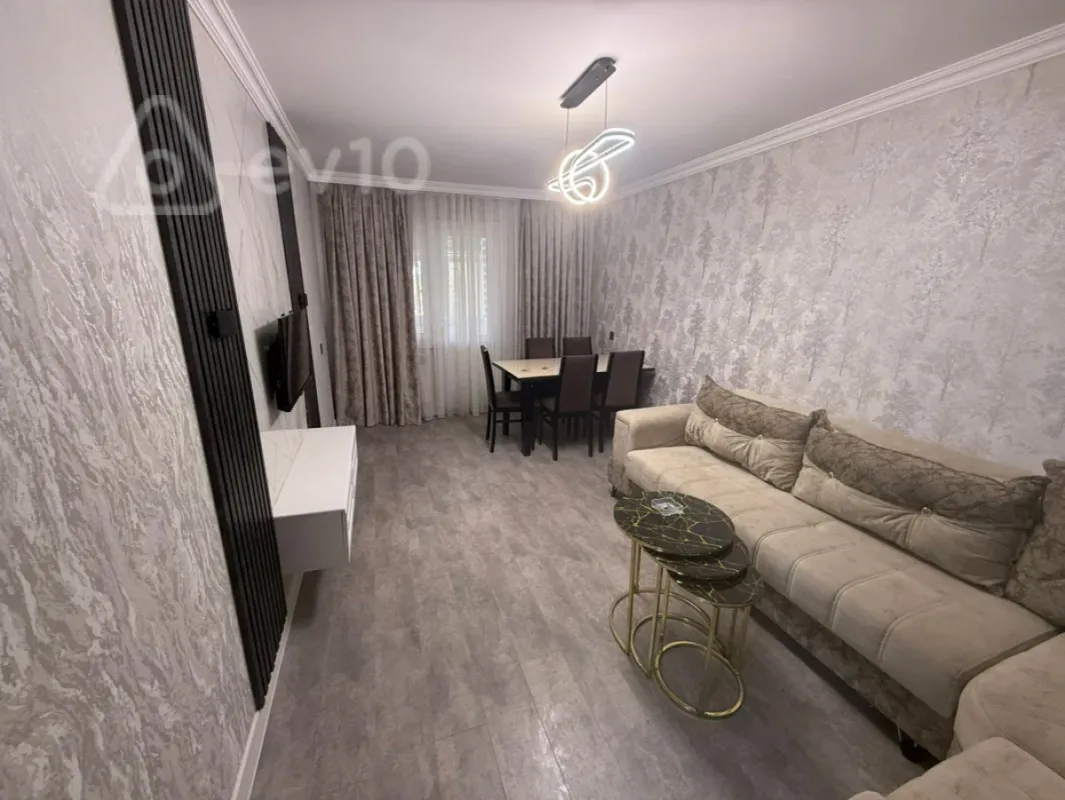 Kirayə verilir 3 otaqlı köhnə tikili 700 m²