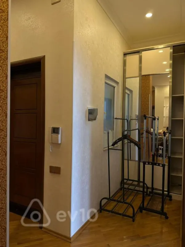 Kirayə verilir 3 otaqlı köhnə tikili 105 m²