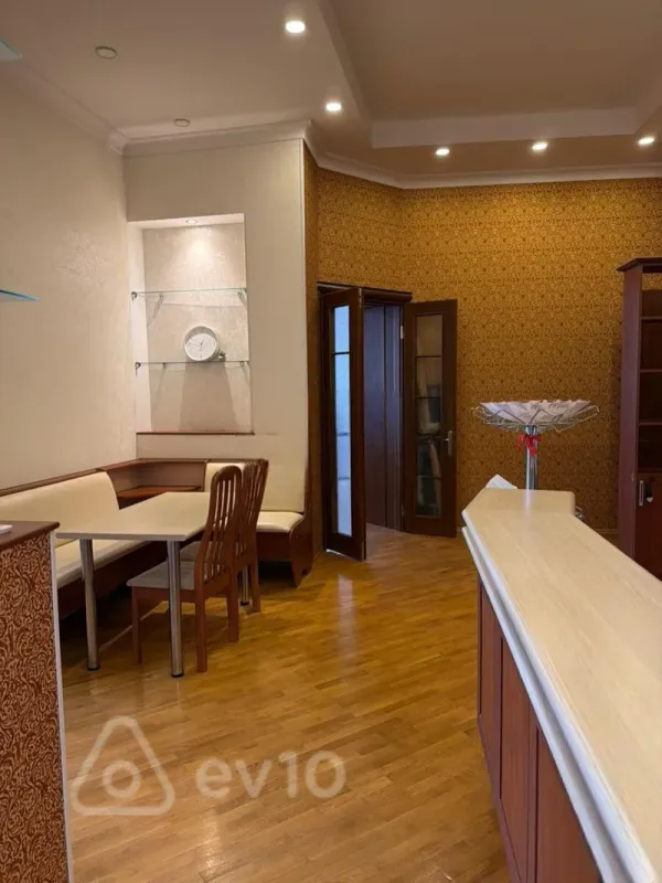 Kirayə verilir 3 otaqlı köhnə tikili 105 m²
