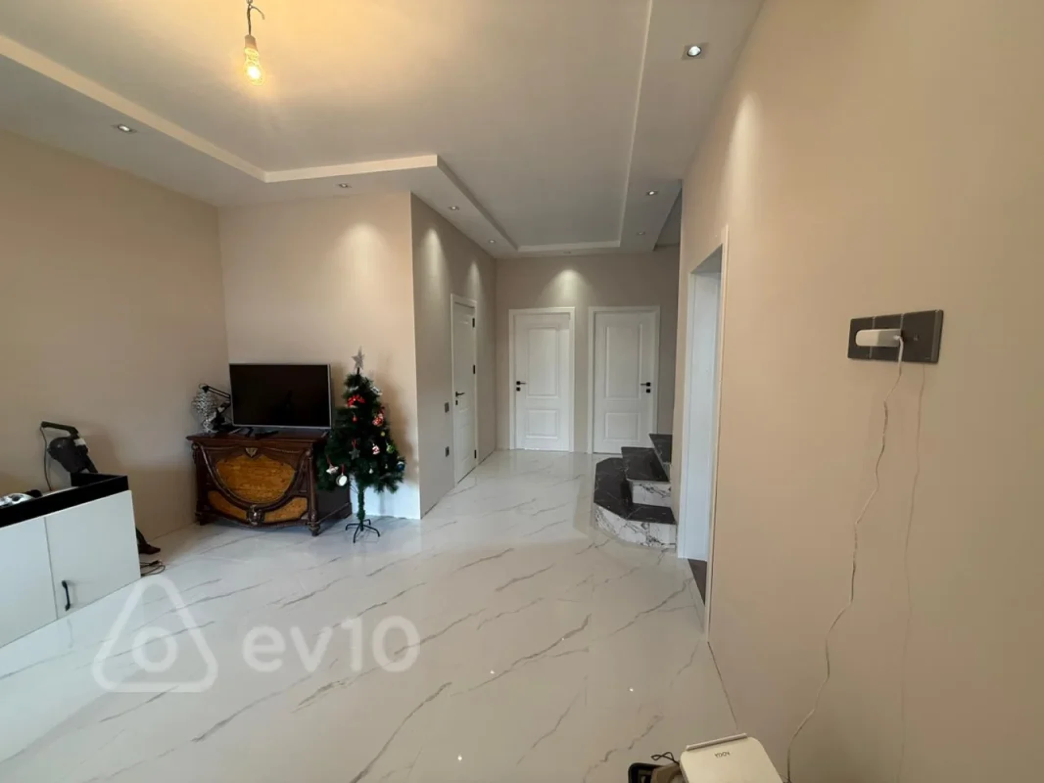 Satılır 6 otaqlı həyət evi 240 m²