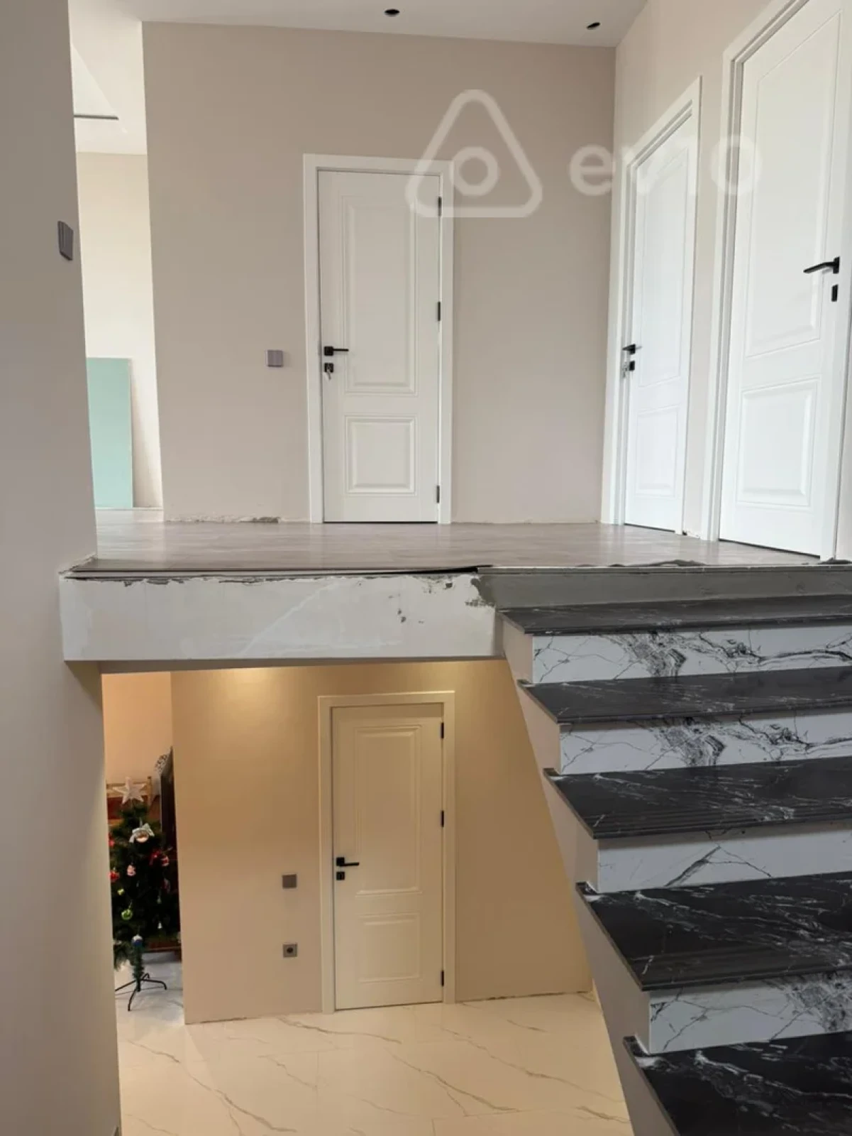 Satılır 6 otaqlı həyət evi 240 m²