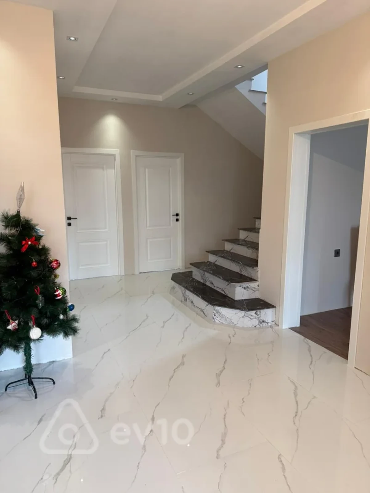 Satılır 6 otaqlı həyət evi 240 m²