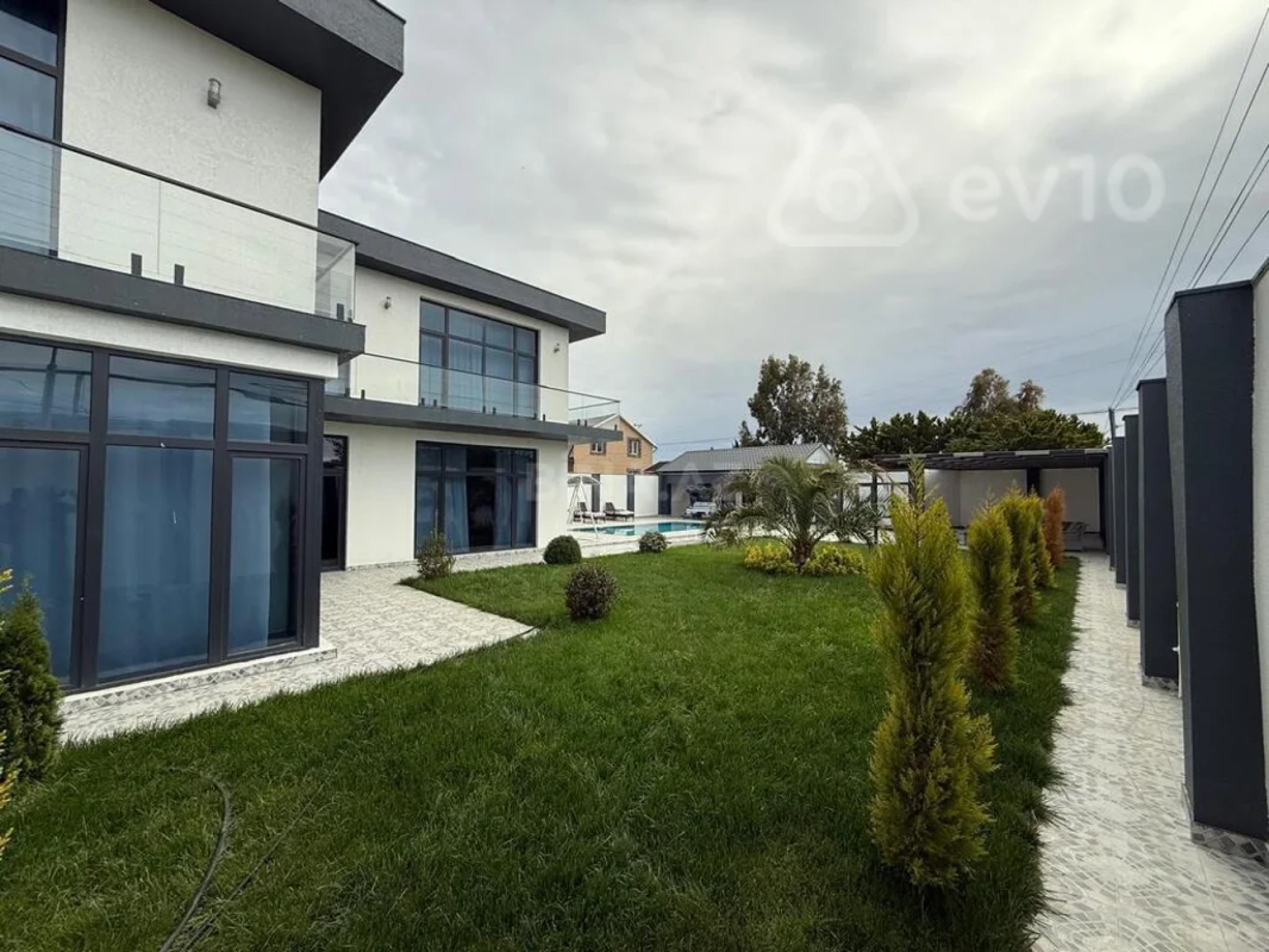 Kirayə verilir 5 otaqlı həyət evi 250 m²
