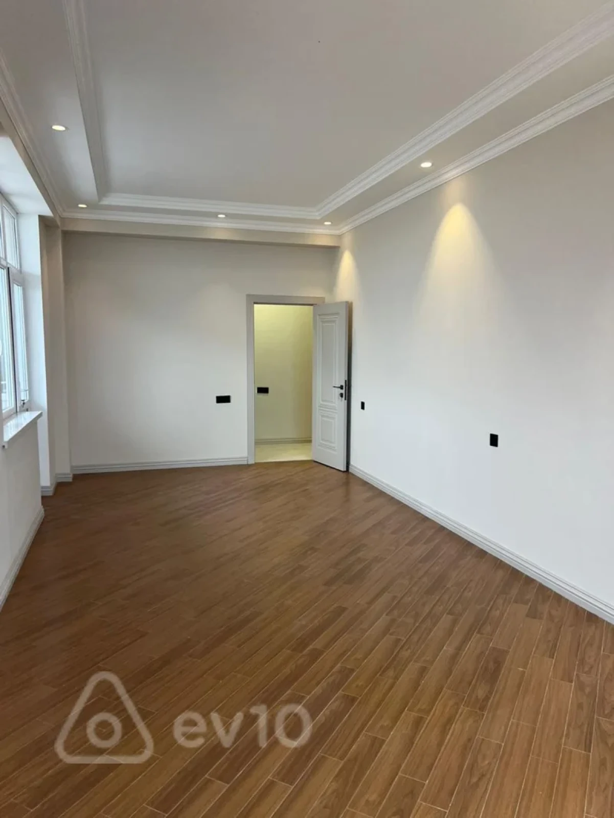 Satılır 4 otaqlı yeni tikili 195000 m²