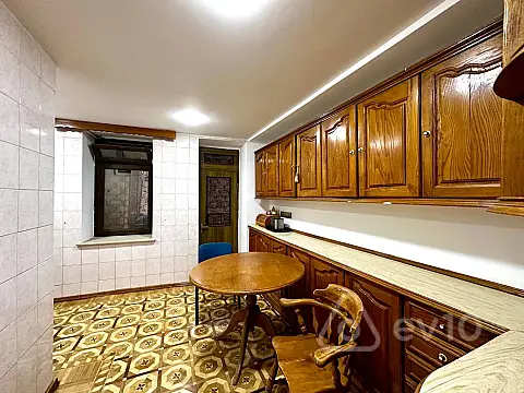 Satılır 6 otaqlı köhnə tikili 220 m²