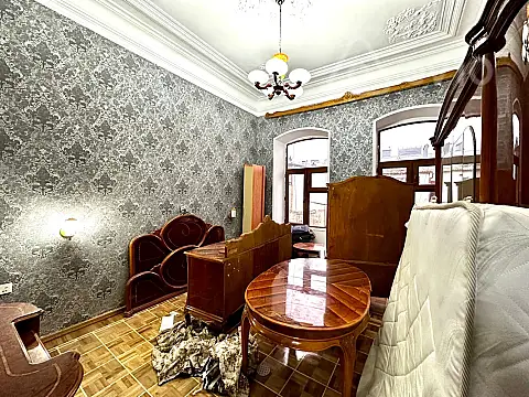 Satılır 6 otaqlı köhnə tikili 220 m²
