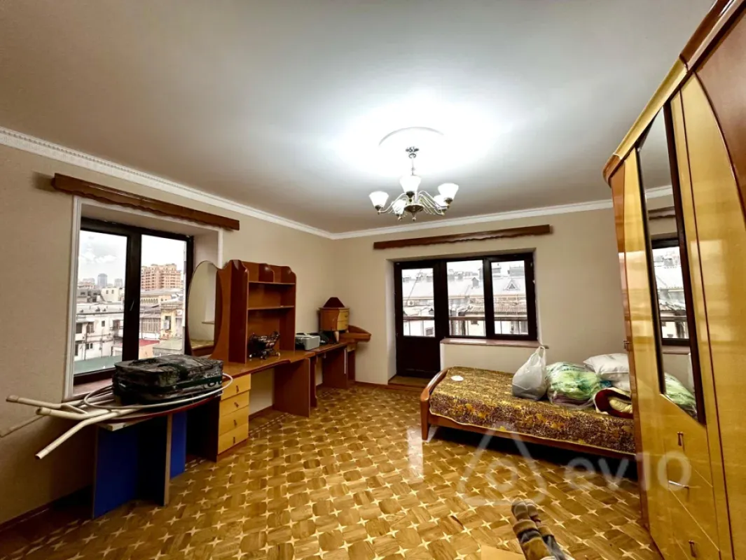 Satılır 6 otaqlı köhnə tikili 220 m²