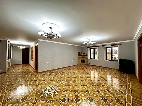Satılır 6 otaqlı köhnə tikili 220 m²