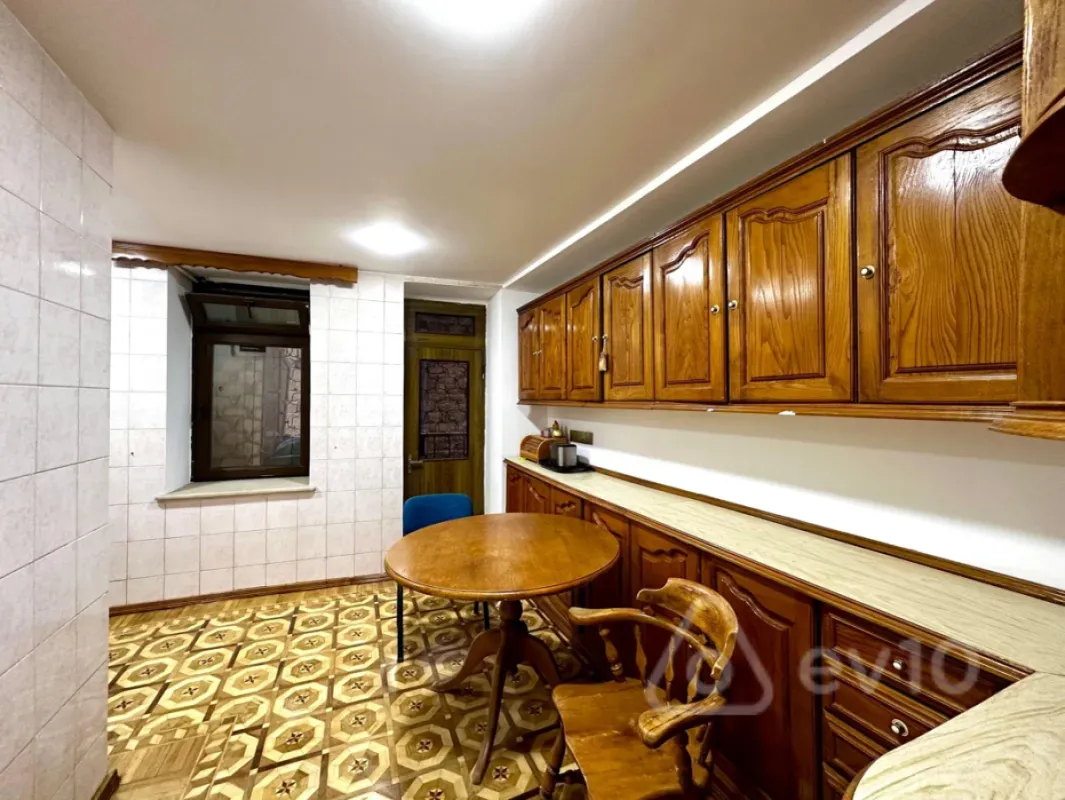 Satılır 6 otaqlı köhnə tikili 220 m²