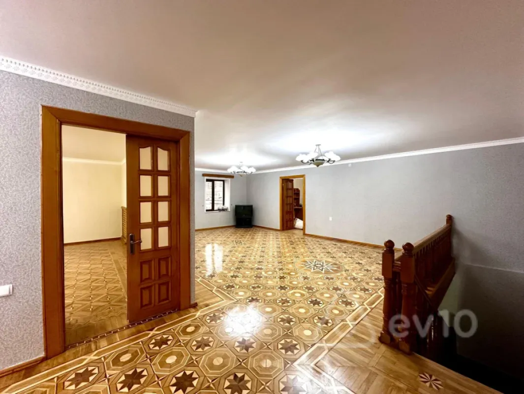 Satılır 6 otaqlı köhnə tikili 220 m²