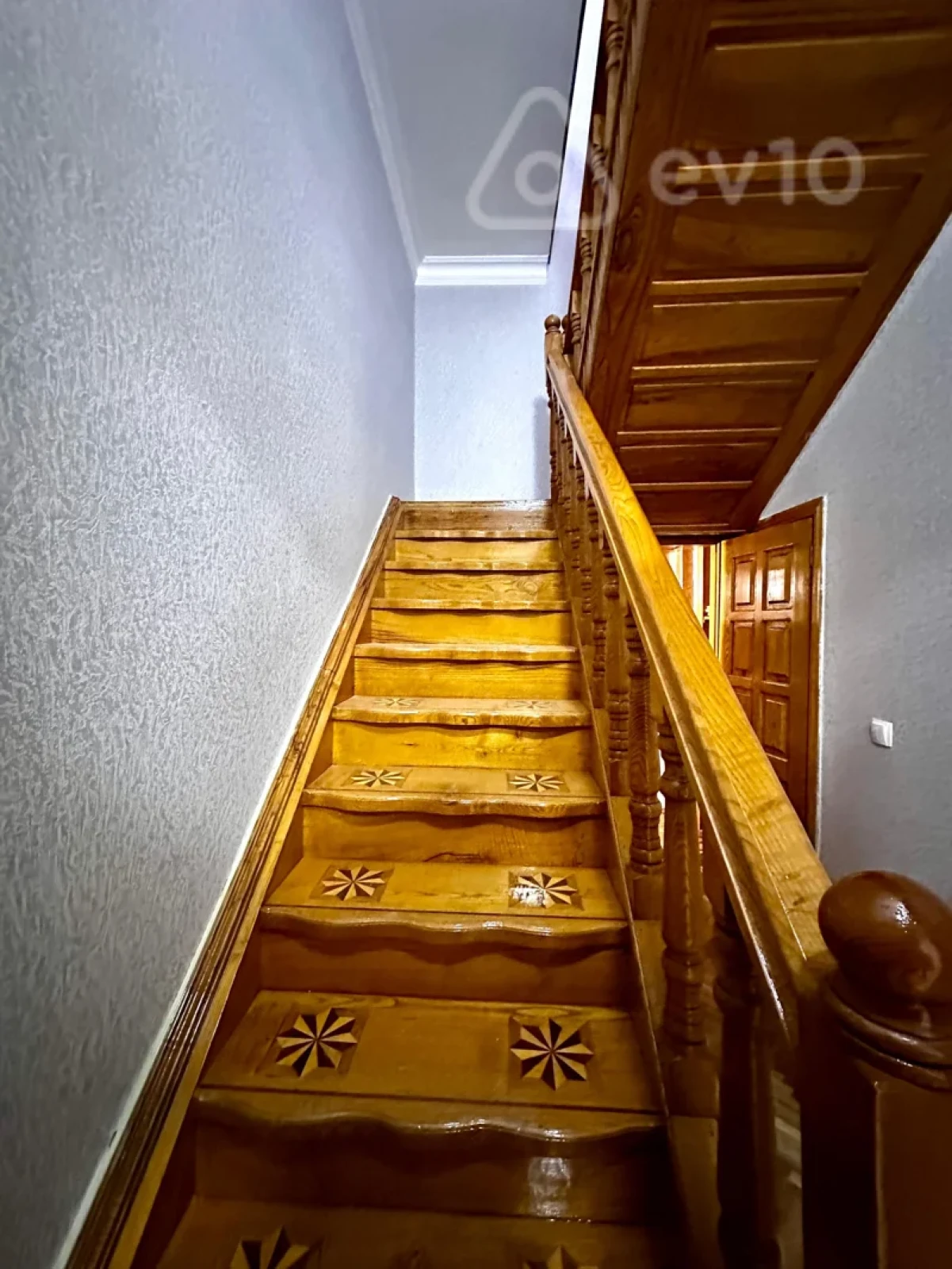 Satılır 6 otaqlı köhnə tikili 220 m²