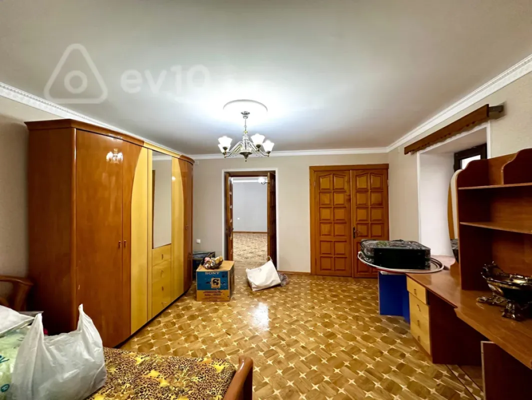Satılır 6 otaqlı köhnə tikili 220 m²