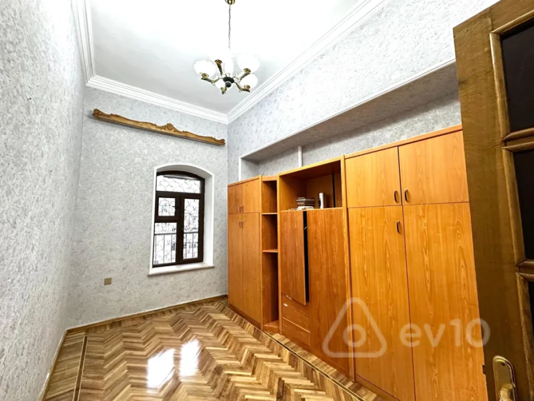 Satılır 6 otaqlı köhnə tikili 220 m²