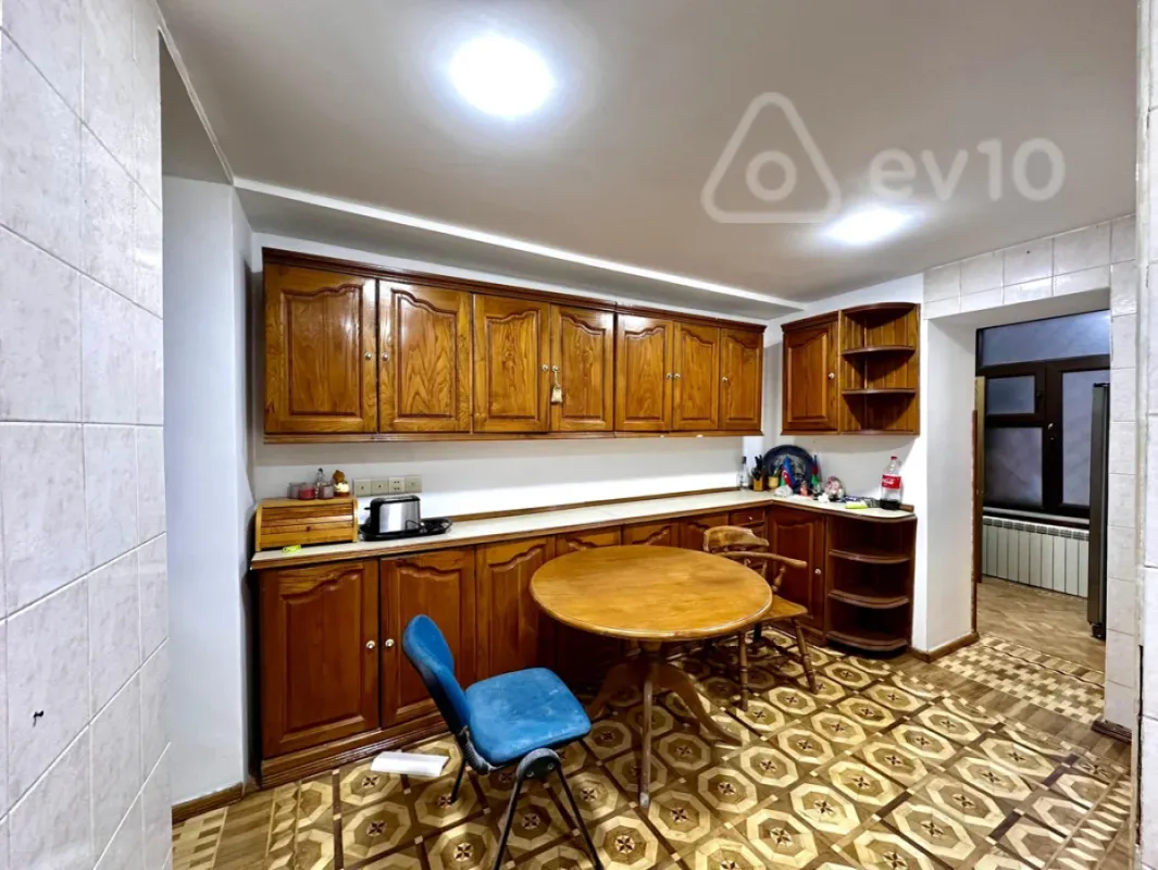 Satılır 6 otaqlı köhnə tikili 220 m²