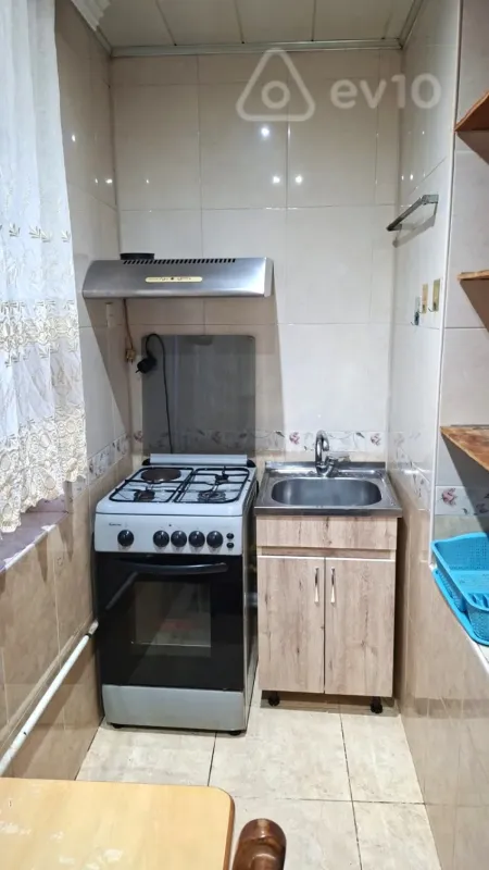 Kirayə verilir 2 otaqlı köhnə tikili 65 m²