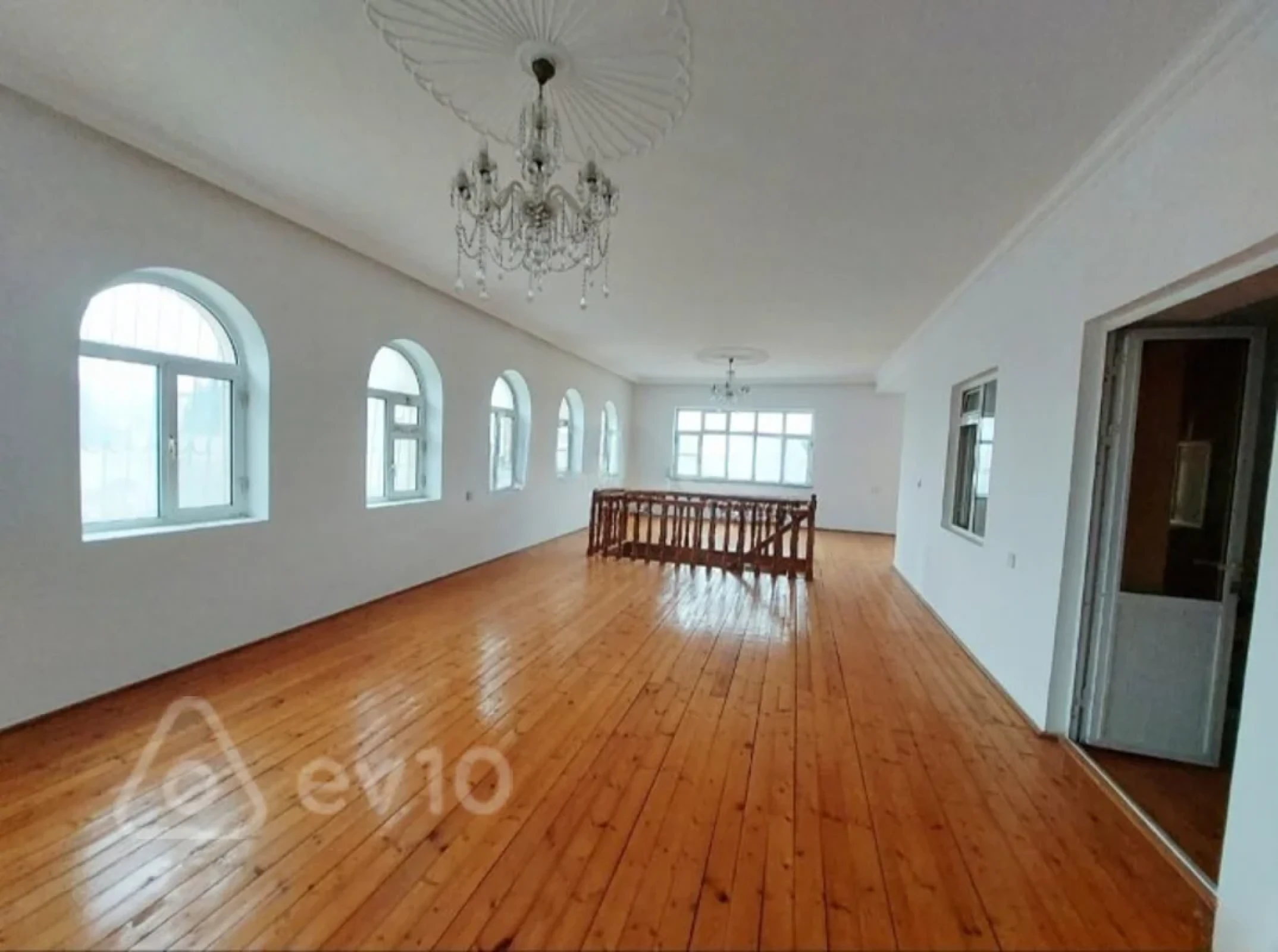 Satılır 5 otaqlı həyət evi 180 m²