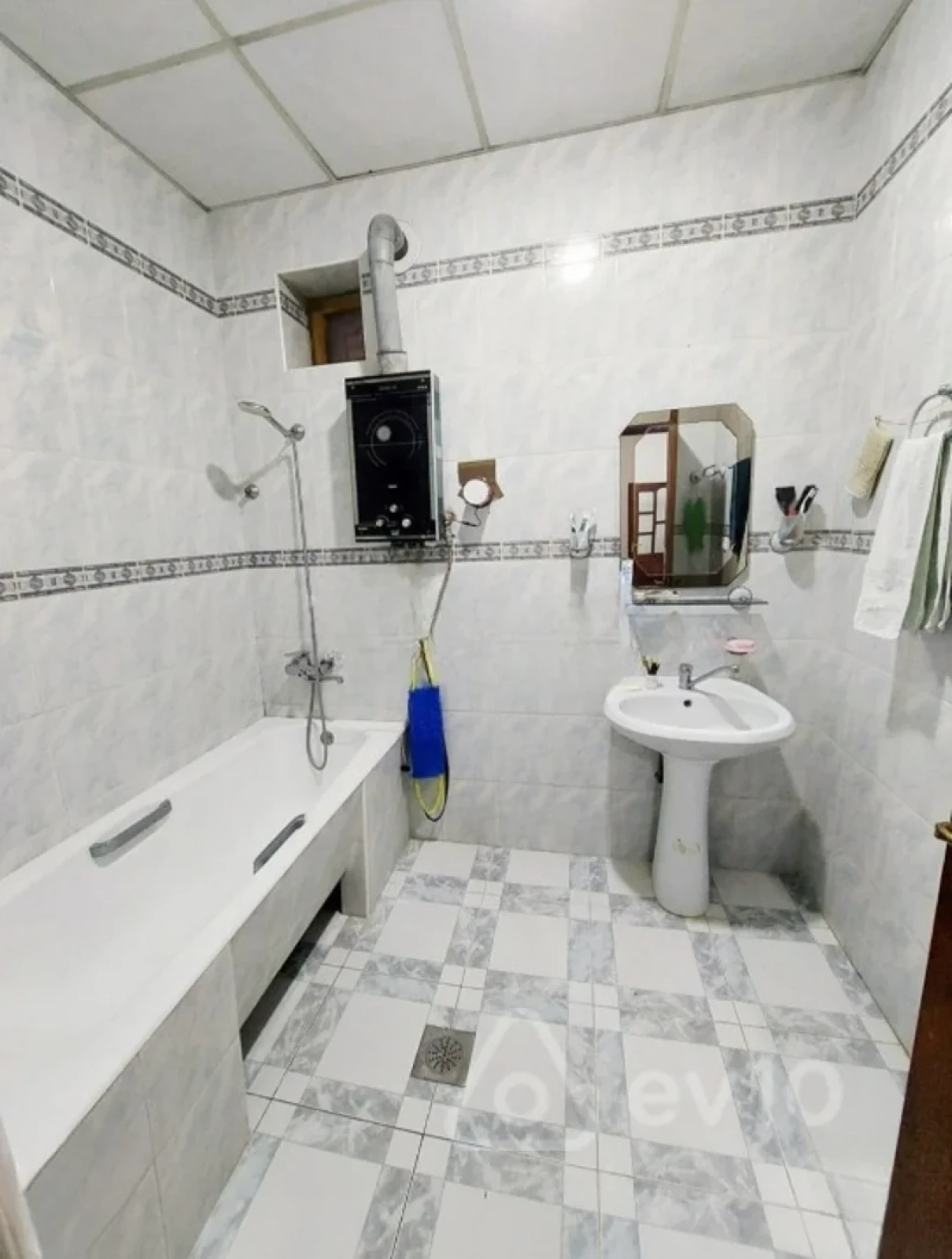 Satılır 5 otaqlı həyət evi 180 m²
