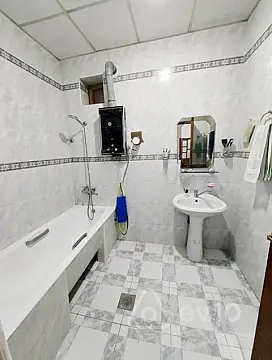 Satılır 5 otaqlı həyət evi 180 m²