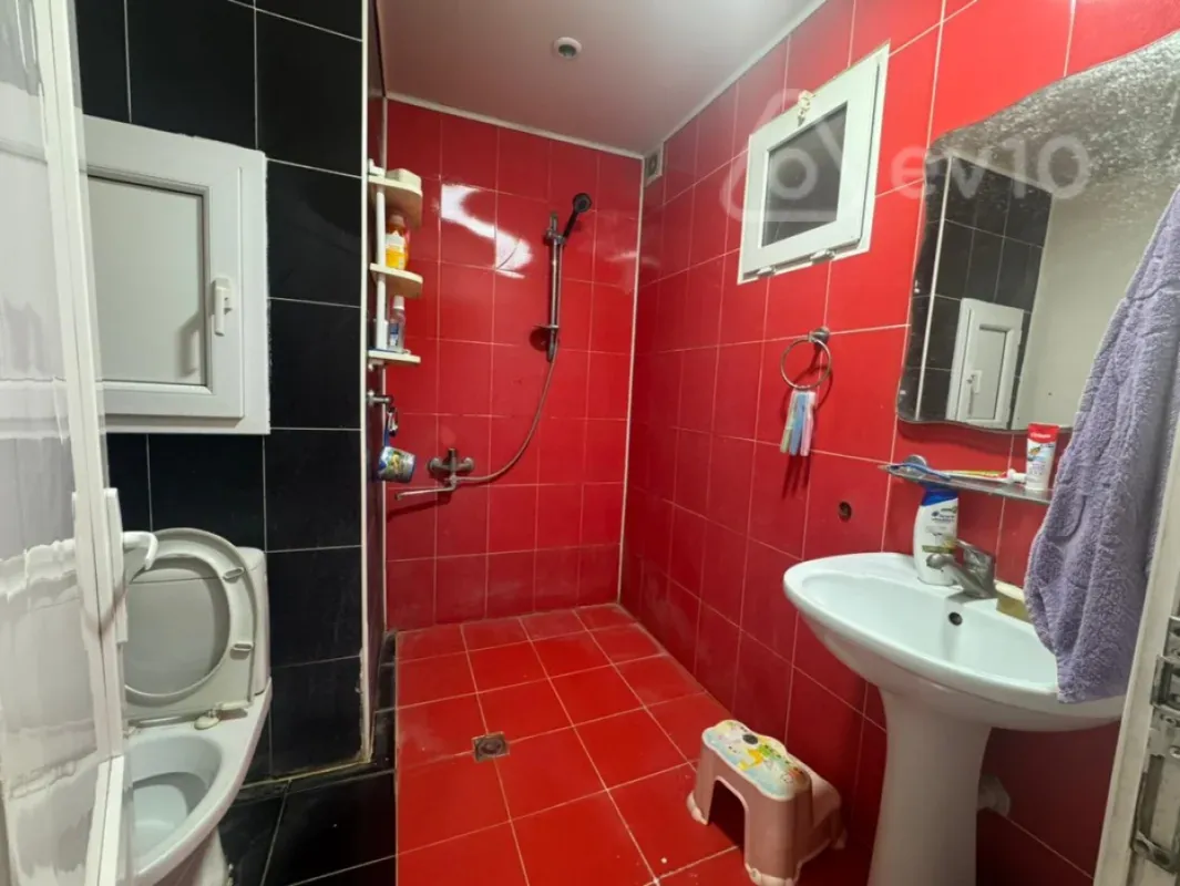 Satılır 4 otaqlı köhnə tikili 100 m²