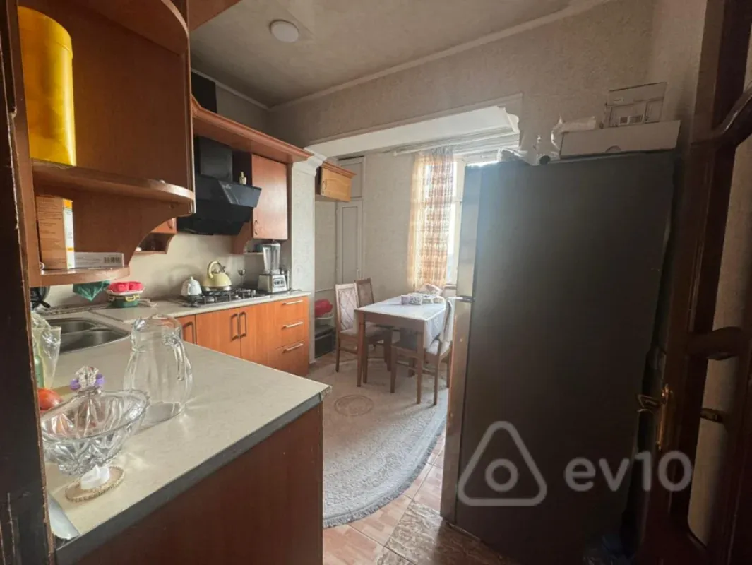 Satılır 4 otaqlı köhnə tikili 100 m²