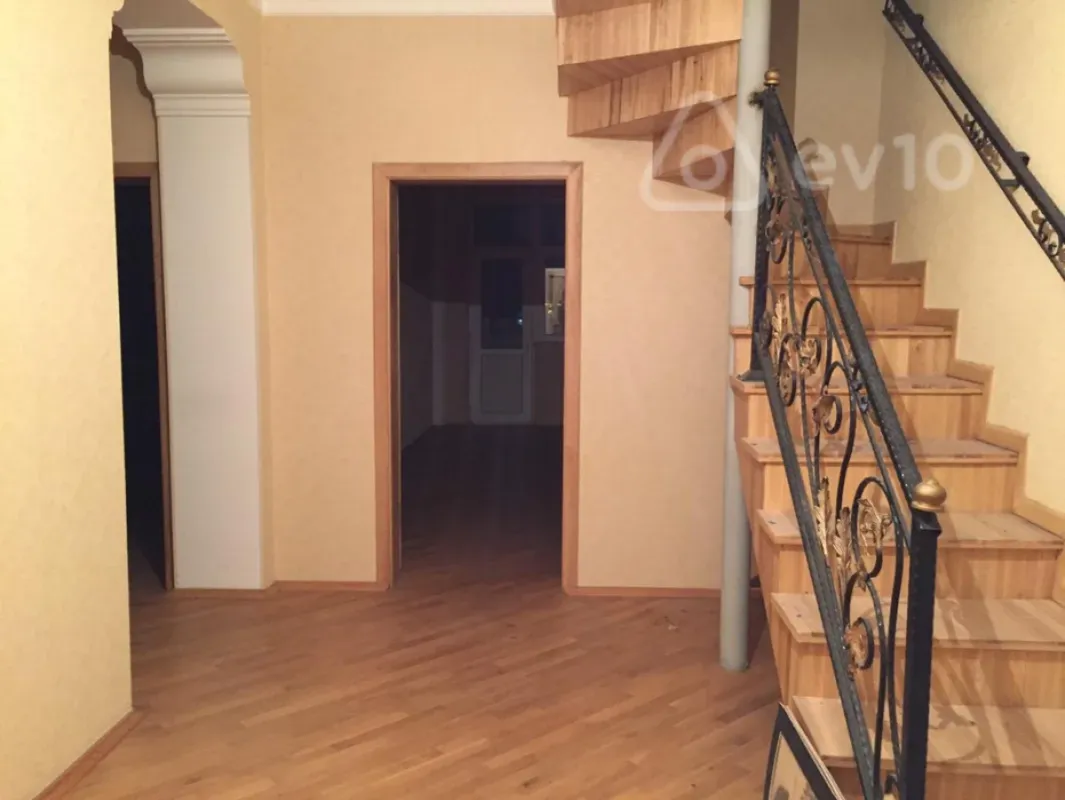 Satılır 7 otaqlı yeni tikili 270 m²
