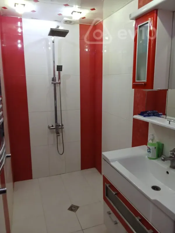 Satılır 3 otaqlı köhnə tikili 75 m²