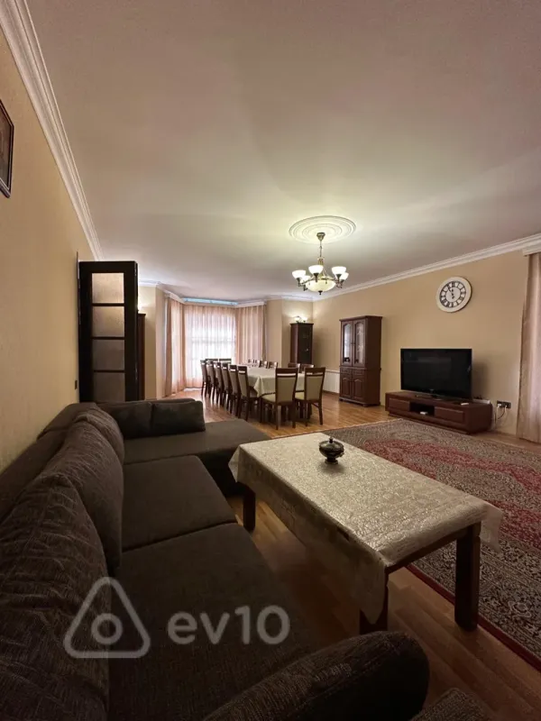 Satılır 4 otaqlı həyət evi 240 m²