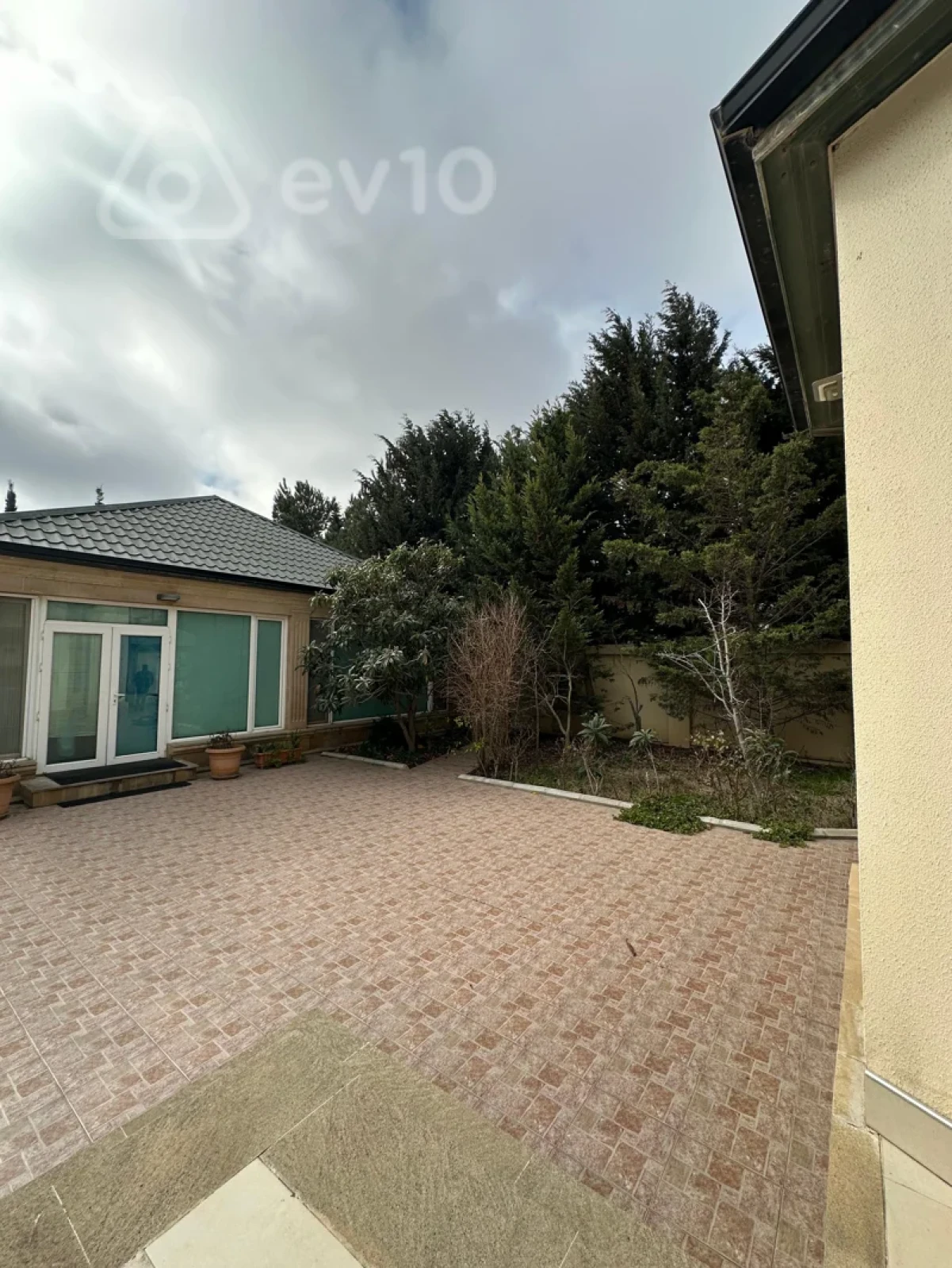 Satılır 4 otaqlı həyət evi 240 m²