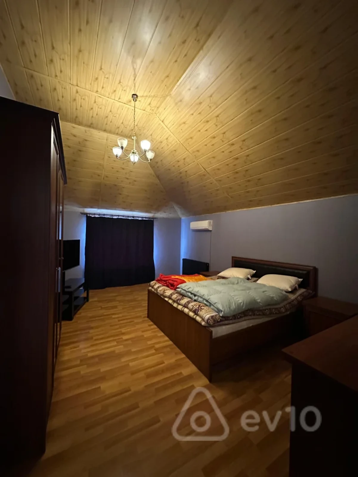 Satılır 4 otaqlı həyət evi 240 m²