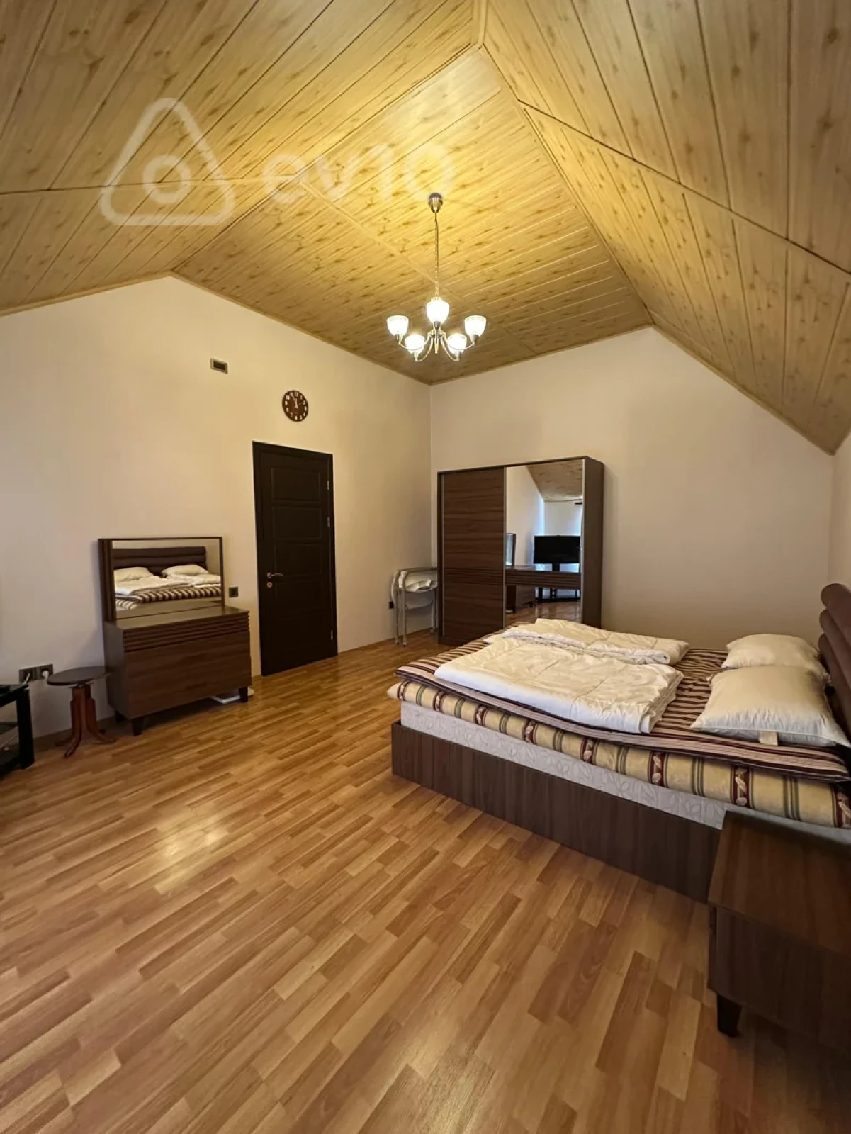 Satılır 4 otaqlı həyət evi 240 m²
