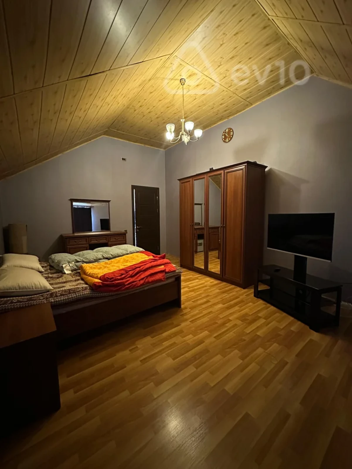 Satılır 4 otaqlı həyət evi 240 m²