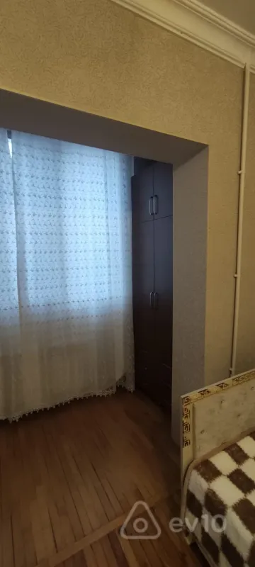Kirayə verilir 2 otaqlı köhnə tikili 74 m²