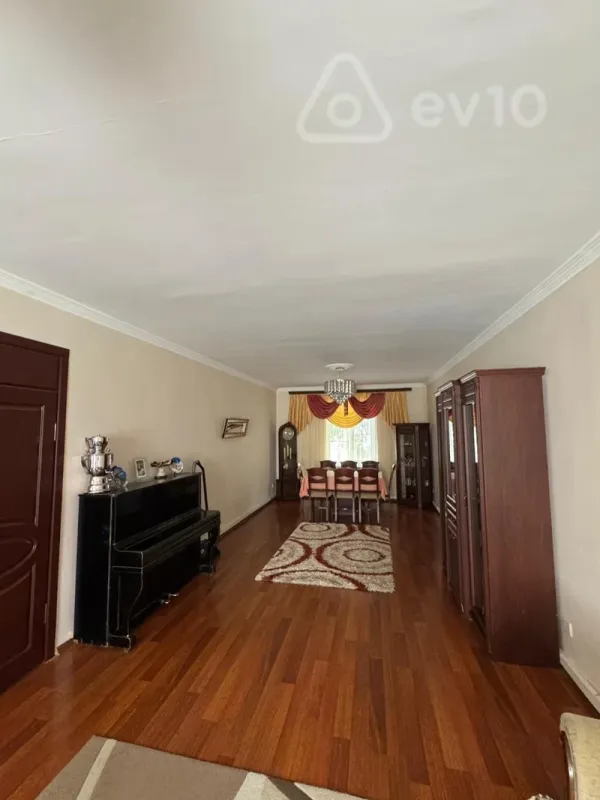 Kirayə verilir 8 otaqlı həyət evi 200 m²