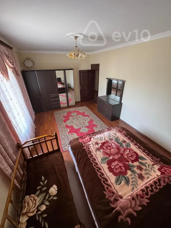 Kirayə verilir 8 otaqlı həyət evi 200 m²