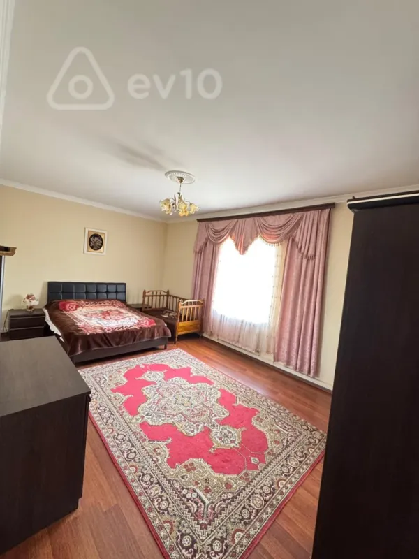 Kirayə verilir 8 otaqlı həyət evi 200 m²