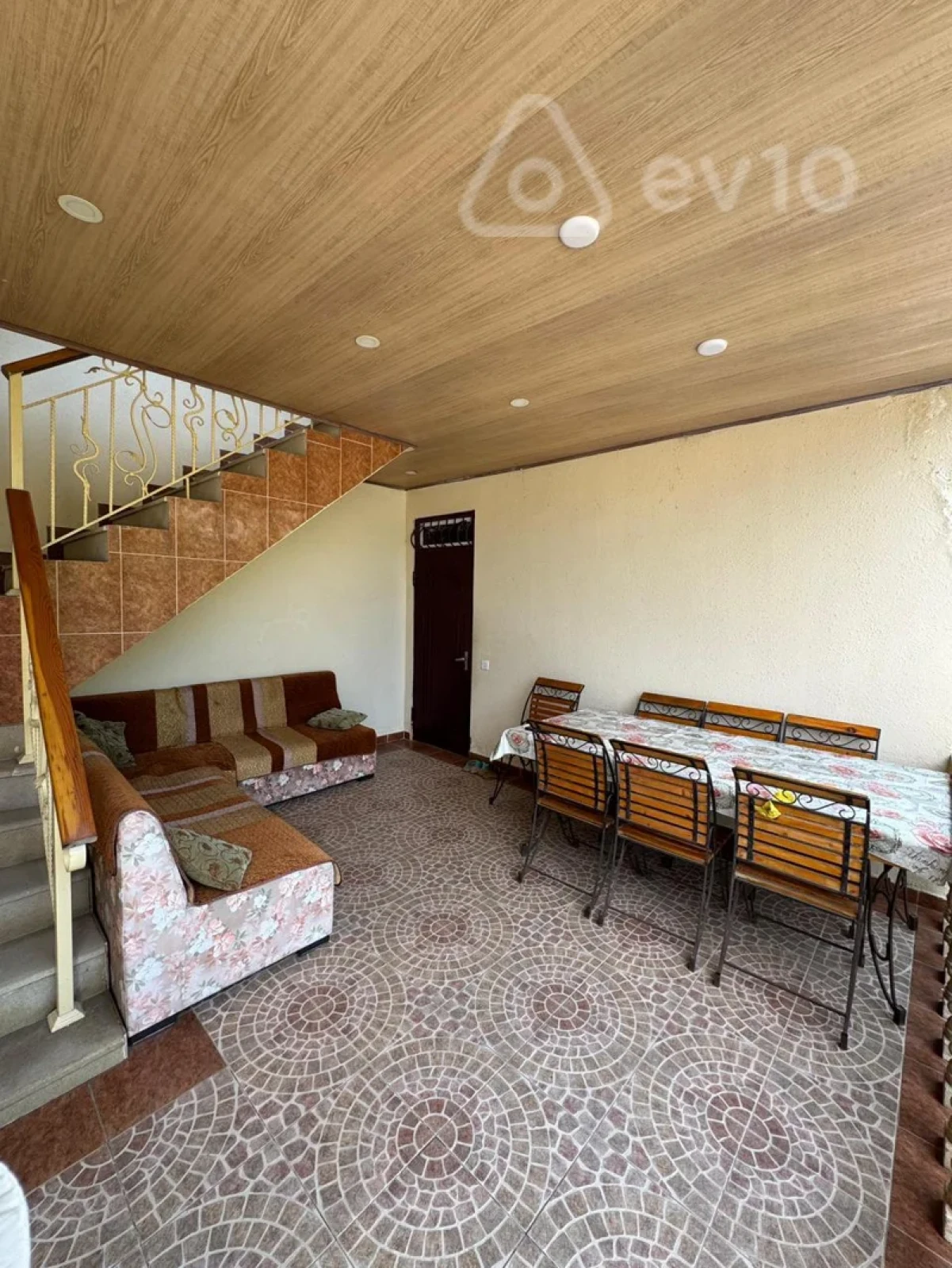 Kirayə verilir 8 otaqlı həyət evi 200 m²