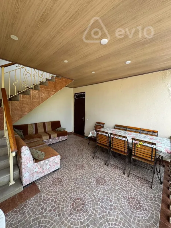 Kirayə verilir 8 otaqlı həyət evi 200 m²