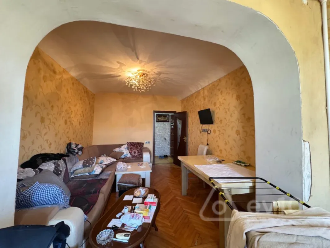 Satılır 2 otaqlı köhnə tikili 55 m²