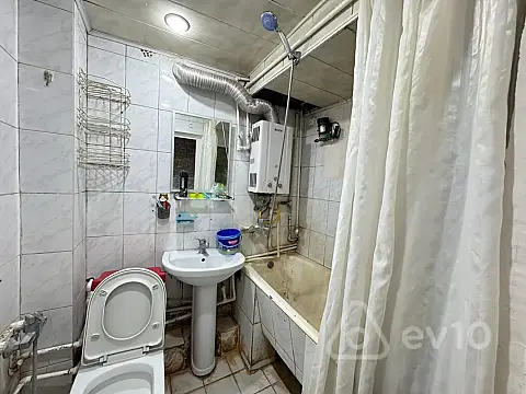 Satılır 2 otaqlı köhnə tikili 55 m²