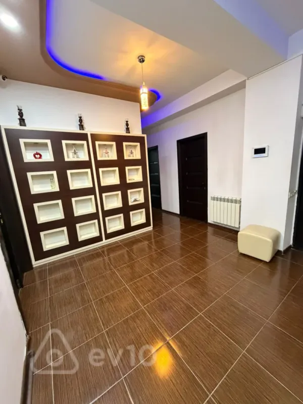 Kirayə verilir 3 otaqlı yeni tikili 120 m²