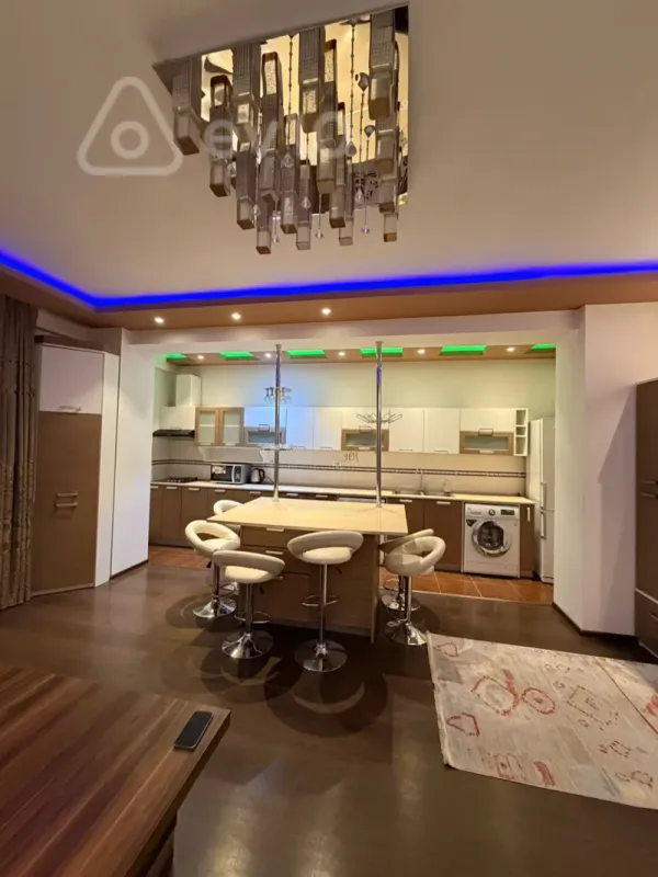 Kirayə verilir 3 otaqlı yeni tikili 120 m²