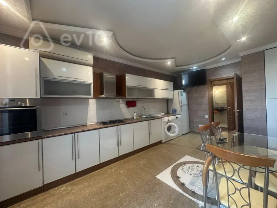 Kirayə verilir 3 otaqlı yeni tikili 135 m²