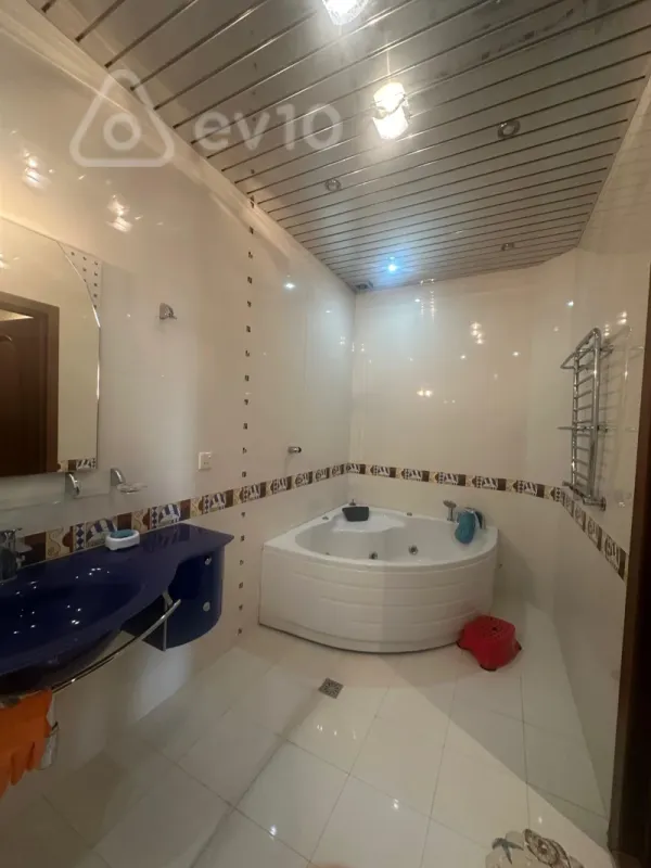 Kirayə verilir 3 otaqlı yeni tikili 135 m²