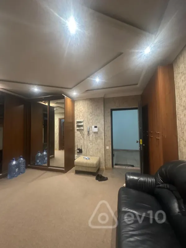 Kirayə verilir 3 otaqlı yeni tikili 135 m²